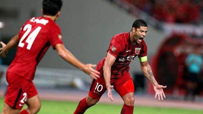 防守硬仗，球队凭借稳固后防获胜(防守有球队员时,最重要的是防守哪些方面?)