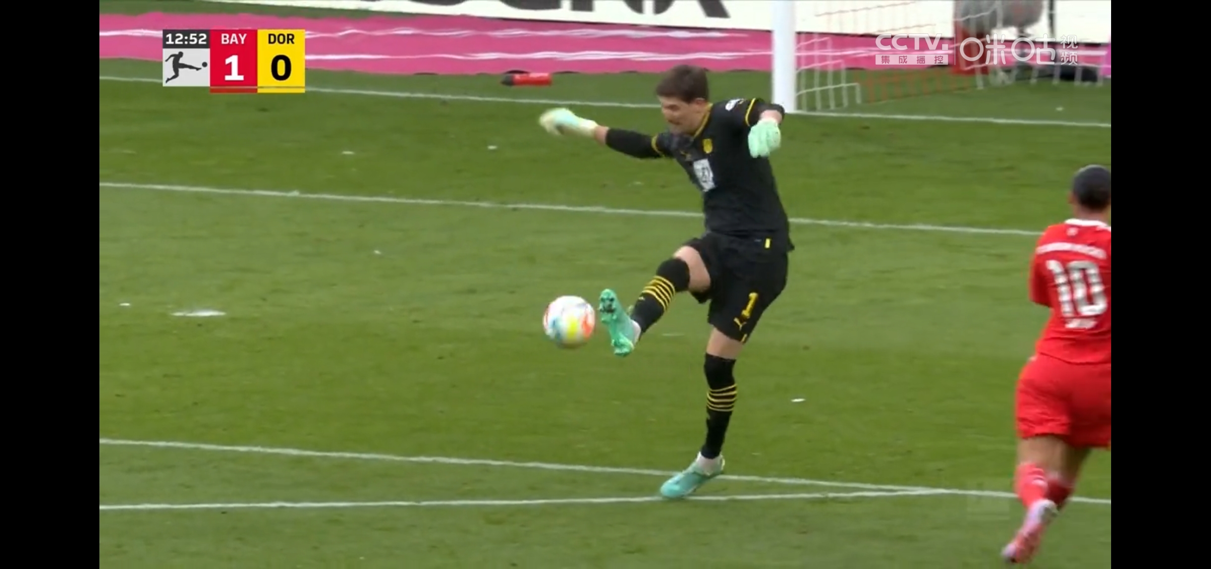 多特蒙德门将在比赛中受伤，需暂时退出