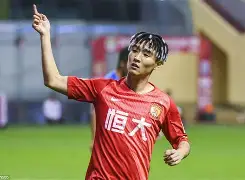 包含韦世豪梅开二度，广州富力主场大胜的词条